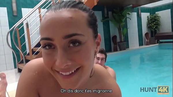 CHASSE4K. Brunette Lassie est prête à faire plaisir au propriétaire d'un petit centre de spa
