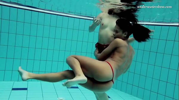 Markova e Zlata Oduvanchik nadando nuas na piscina