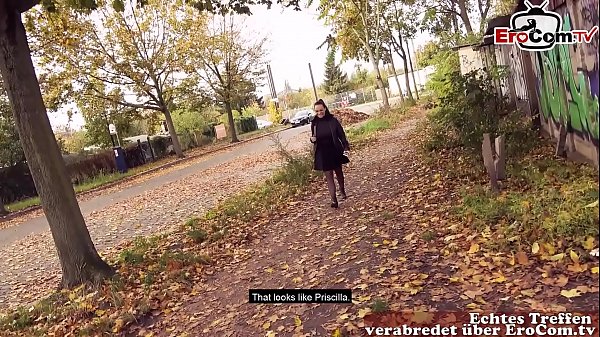 Femme au foyer potelée allemande &ouml_public ramassée avec de gros seins naturels EroCom Date Casting