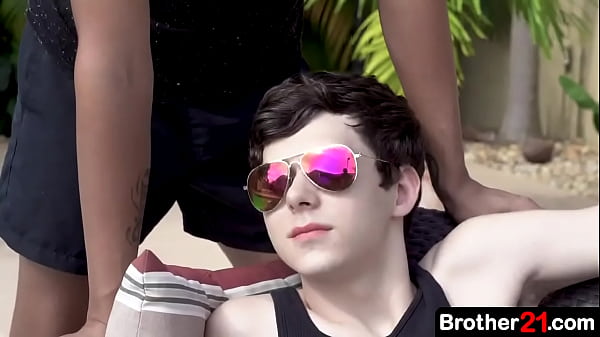 Quando il ragazzo trova il fratellastro che si rilassa in piscina, decide di unirsi a lui e chiedergli un massaggio