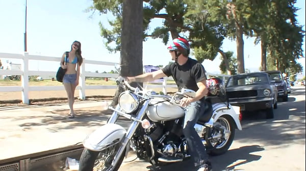 Tu linda hijastra es follada por un hombre mayor cachondo