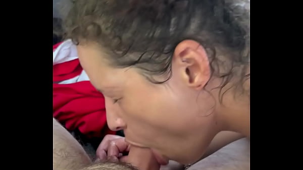 Una prostituta annoiata succhia il cazzo, si fa scopare e prende una sborrata in bocca