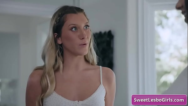 Calde ragazze lesbiche iniziano a baciarsi teneramente e si baciano sul divano - Kimora Quin, Addison