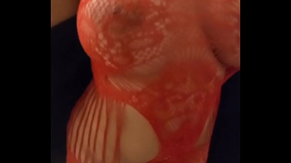 Puttana latina in lingerie rossa si mette a quattro zampe e molla la figa