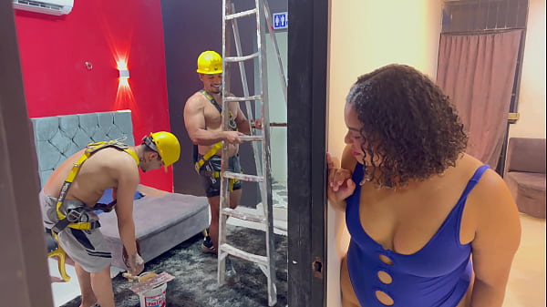 La splendida ragazza teenager si diverte con le tette grandi