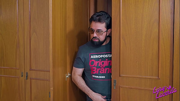 Tôi đang học trong phòng thì bố dượng bước vào và đụ lồn và mông tôi