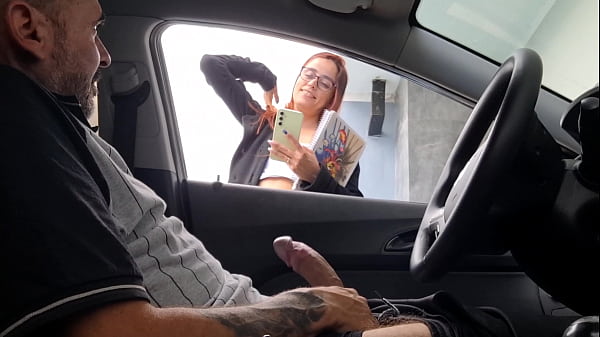 Masturba&ccedil_ao arriscada na rua em p&uacute_blico para gostosa na rua!