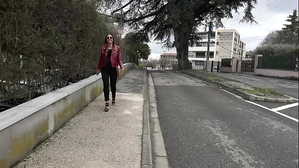 Pam et Mélia partagent une bite pour une baise hard