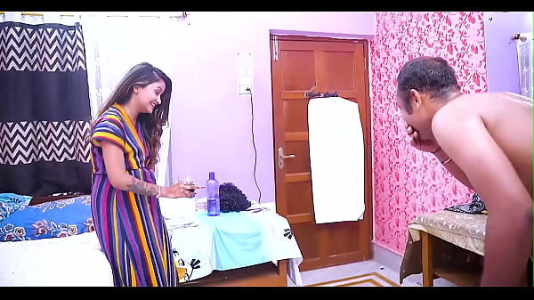 Horny Desi Bhabhi baise hardcore avec le jeune indien Devar alors qu'il est seul à la maison