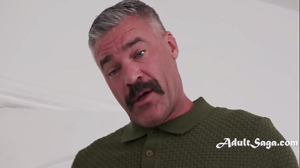 Stiefvater hat ihre heimliche Affäre erwischt, jetzt bringt er ihr enges Loch zum Singen – Charles Dera, Julia James