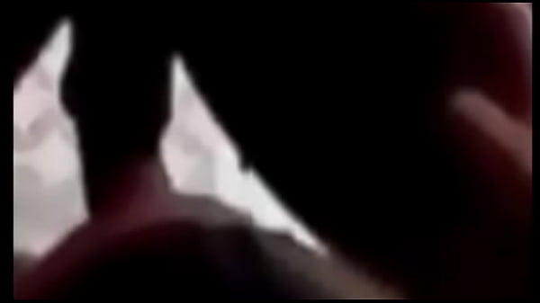 Jeune étudiante avalant la bite de son camarade de classe