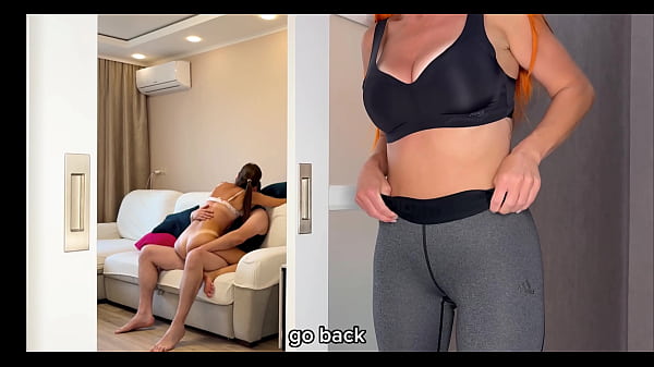 Una teenager sexy con sborrata si esibisce