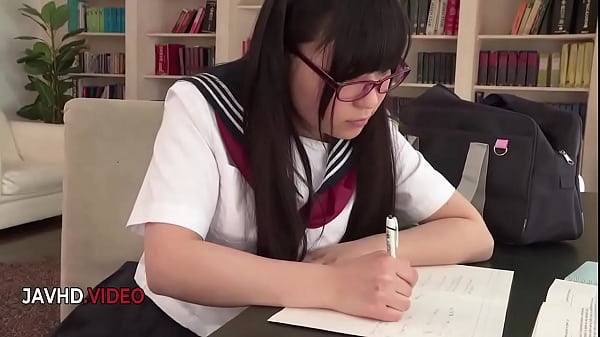 La giovane donna asiatica si diverte in un video