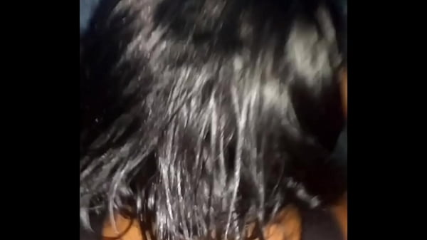 ¡Sexo en el estacionamiento del centro comercial! Sexo en un lugar público. Conocí a una chica sexy en Tinder y no pudimos soportar la emoción. Tuvimos sexo en el estacionamiento. Sexo en un lugar prohibido