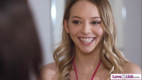 Thật may mắn cho tôi, người hàng xóm bên cạnh của tôi rất nóng bỏng và là một người đồng tính nữ