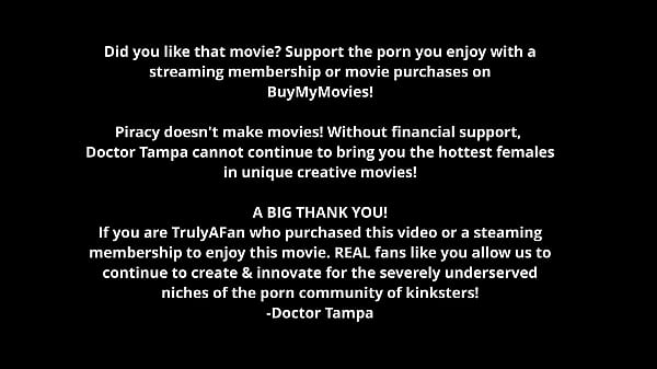 Chica joven sensual se divierte