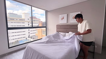 Pigiama party con la migliore amica di mia moglie: prima me la scopo, poi rischio tutto scopando mia moglie accanto a lei