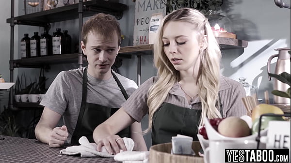 La piccola barista bionda succhia e scopa il fidanzato traditore al bar