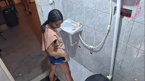 Dando culo en el baño mientras su amiga esta al lado esperando que todo termine
