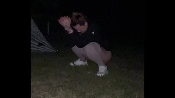 Exhibición al aire libre y provocación de coño mojado, gran polla y una fogata