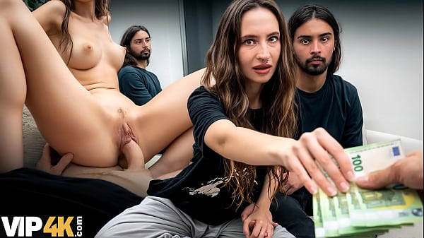 Teen Girl xinh đẹp khoe dáng trên virtual_reality