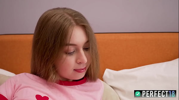 Attraente ragazza si spoglia