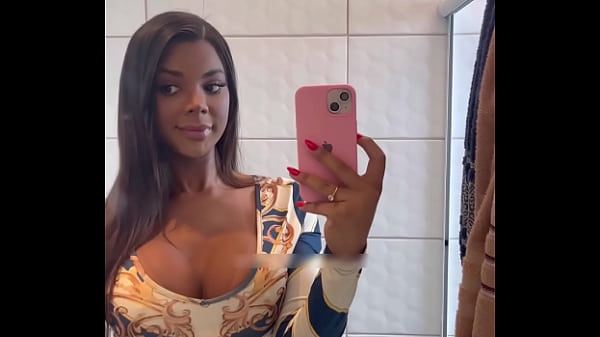 la ragazza trans si mette in mostra allo specchio per te