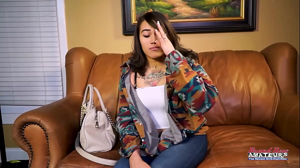 Morena com tinta gostosa Rihanna Dildo fode sua buceta e garganta profunda um pau!