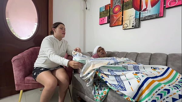 Ich finde meinen kleinen Zwerg krank und beschließe, ihm einen Sirup zu geben, damit es ihm besser geht, aber ich verwechsele die Verpackung und gebe ihm am Ende ein Aphrodisiakum, das seinen Schwanz sehr hart macht, und am Ende fickt er mich hart.