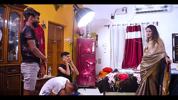 Bhabhi indiano maturo con grandi tette in un vero sesso a tre con gli amici