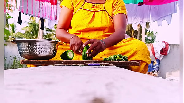 Dienstmädchensex. Desi Dienstmädchen mit großem Arsch fickt Hausbesitzer. Dirty Talks in Telugu.