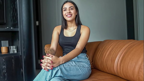 Una latina diciottenne dal culo grosso cavalca un grosso cazzo in POV con una cowgirl come una professionista durante il casting