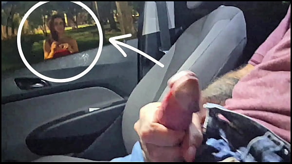 Exposição de pau em público! Gostei de olhar para a linda mulher no ponto de ônibus.