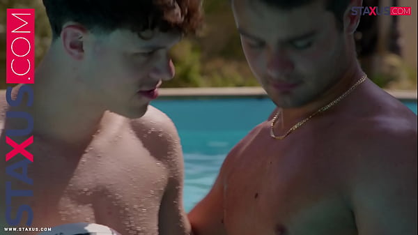 STAXUS :: Propongo un gioco divertente al ragazzo della piscina e lui non riesce proprio a resistere.