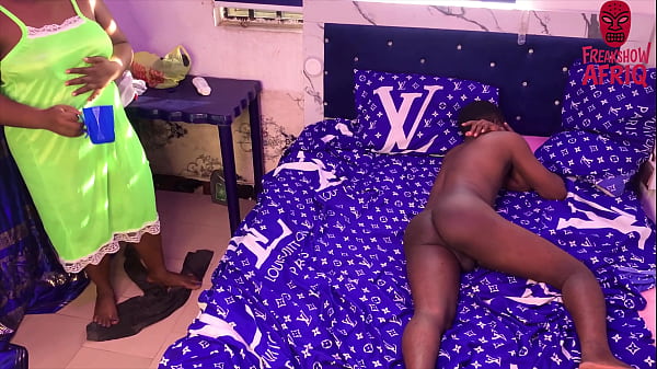 La matrigna africana dal culo grosso è felice di incontrare il figliastro nudo e duro e infilare immediatamente il suo cazzo nella sua figa bagnata. GODITI IL 4K