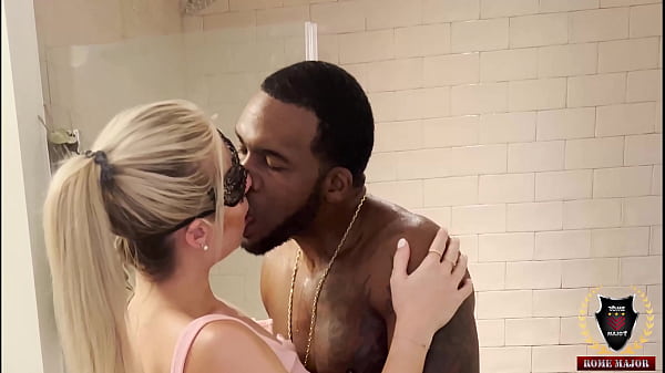 Die verführerische Cheerleaderin Kait wird von Rome Major in der Dusche geschlagen!