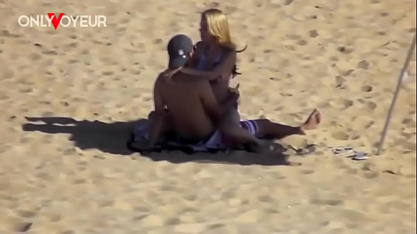 Strand-Voyeur. Teeniepaar riskanter öffentlicher Strandfick