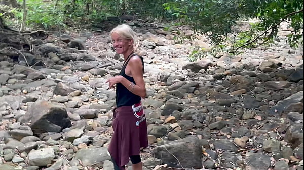 SE PERDIO EN EL BOSQUE - SI ME AYUDAS TE CHUPARE LA POLLA Y TE CORRES EN MI BOCA