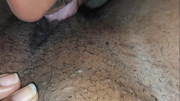 Chica joven salvaje se divierte