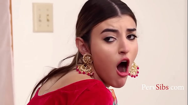 2 sorellastre indiano-americane condividono un simpatico ragazzo bianco: Julia James, Laynee James, Axel Haze