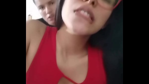 Ma femme m'appelle et je suis ici occupé avec sa sœur dans la chambre