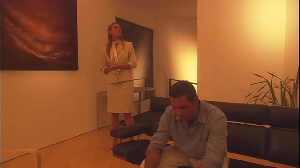 Iniziano con un romantico pompino sotto il gazebo e lei non può fare a meno di saltare subito...