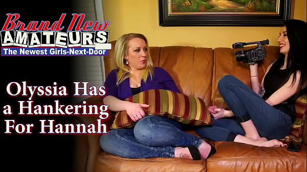 ¡La rubia tetona Hannah chupa y come profundamente el coño de la sexy morena Olyssia!