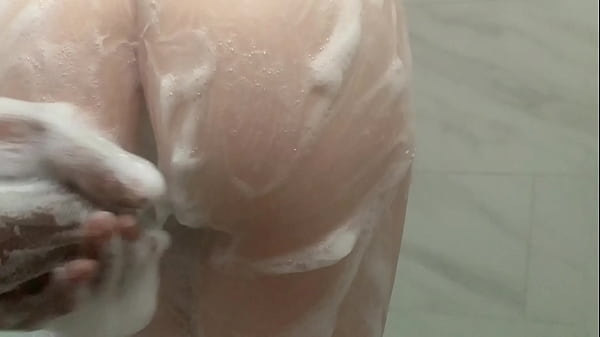 Beautiful Teen dances latina