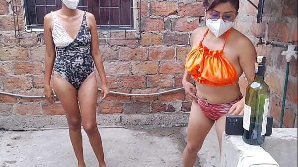 LAS PUTAS DISFRUTAN DE SU DÍA LIBRE DANDO UN BAÑO SENSUAL EN SU CASA DE CAMPO Y TOCÁNDOSE LAS TETAS Y LA VAGINA