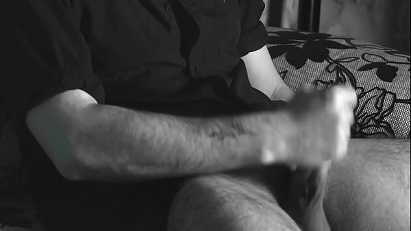 Der Junge wichst sich in Nahaufnahme mit einem Kondom und spritzt lautstark hinein.