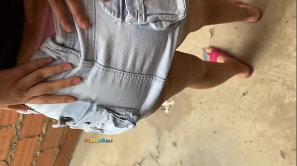 LA PICCOLO VICINA ARGENTINA DÀ IL CULO CON IL SUO INBRIDATO PER DISPERAZIONE, GLI DÀ IL SUO CUULINO E GLI CHIEDE DI FINIRE DENTRO DI LEI