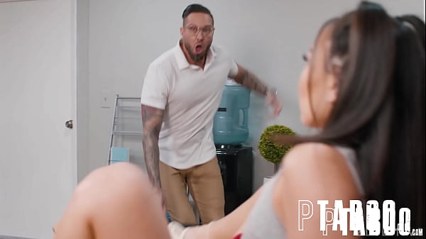 Il sub-insegnante Quinton sbatte il culo di Kimmy dopo un fap busto!