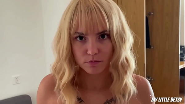 Der Postbote wurde erwischt! Jetzt wird die heiße, nackte Hausfrau ihn richtig reiten