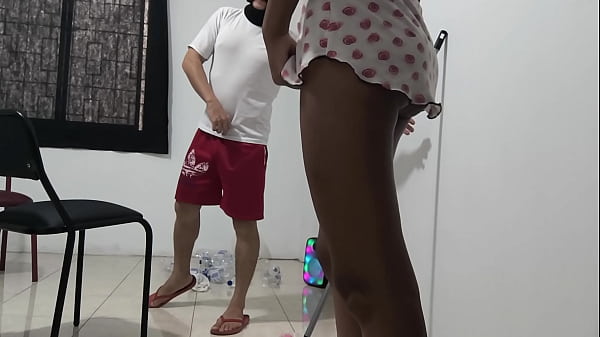 清洁工在工作时间勾引他的老板。这个男人感性地触摸他的老板并吮吸她的奶子